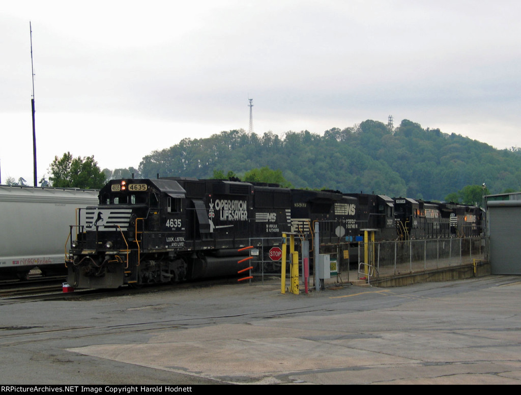 NS 4635 leads a string of locos at the paper mill